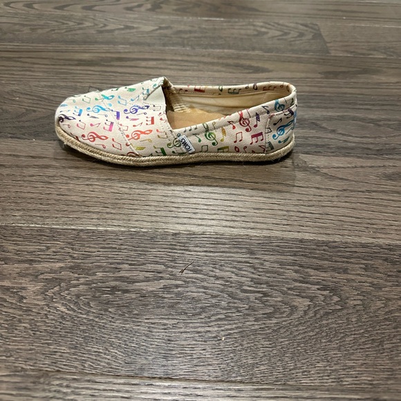 TOMS Women’s 7W Slip-On Shoes Rainbow Music Notes Print Canvas Flats - Picture 7 of 11